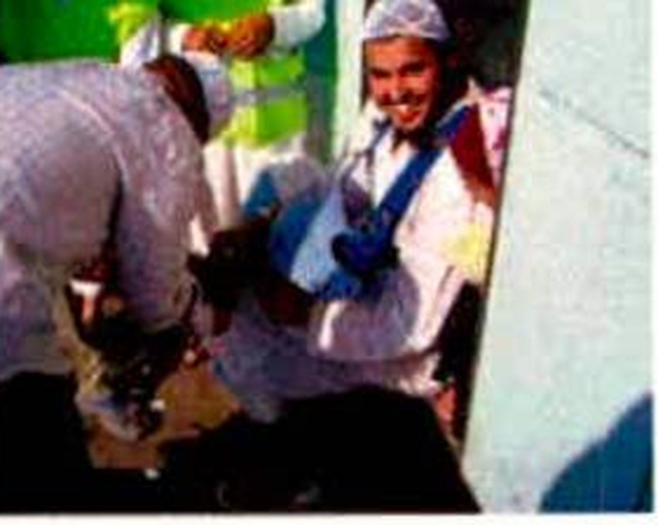 Mohamed El Mahdaoui, lavándose los pies durante el viaje a la Meca.