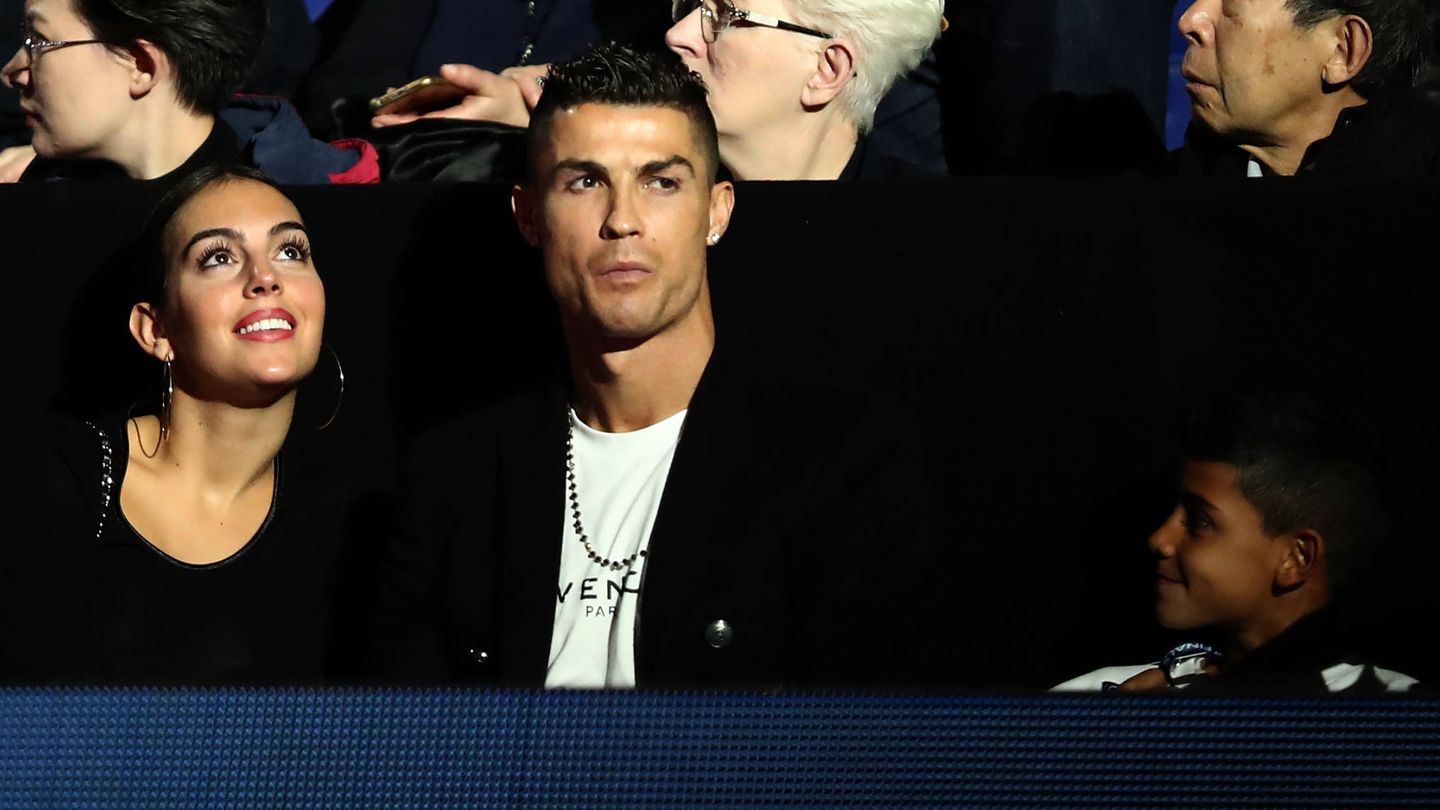 Cristiano Ronaldo, Georgina y el hijo mayor de él, en un partido de tenis. (Getty)