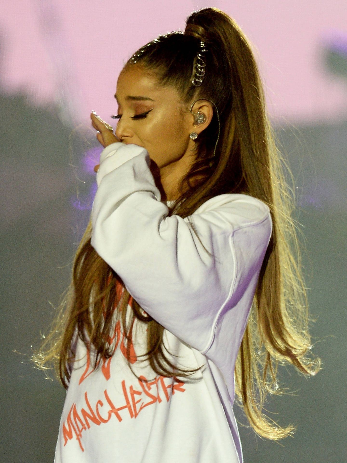 Ariana emocionada tras el concierto benéfico que organizó para las víctimas. (Getty)