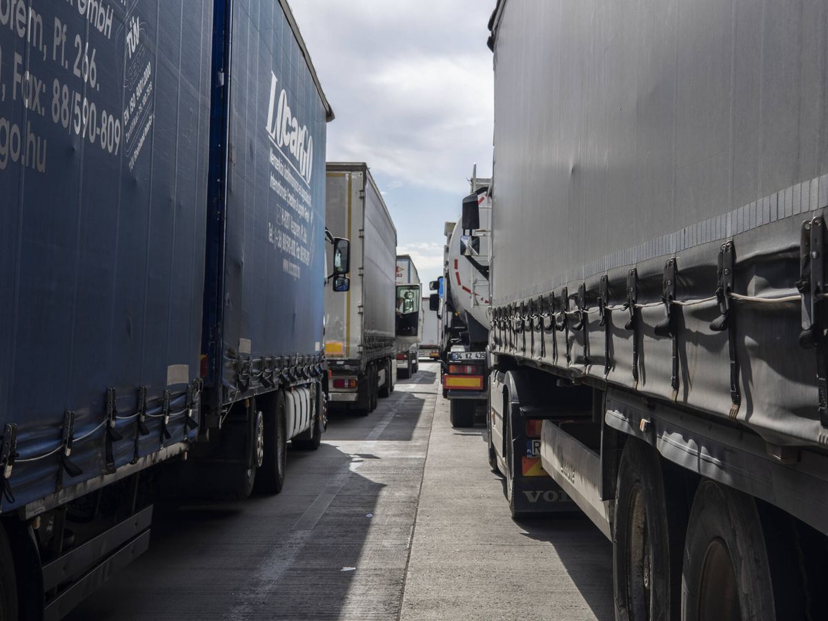 Foto: Cuatro días después de la entrada parcial –solo por mar y aire— de Bulgaria y Rumanía al espacio Schengen, los camioneros continuaban esperando horas ante la frontera. (Lola García-Ajofrín/El Confidencial/PULSE)