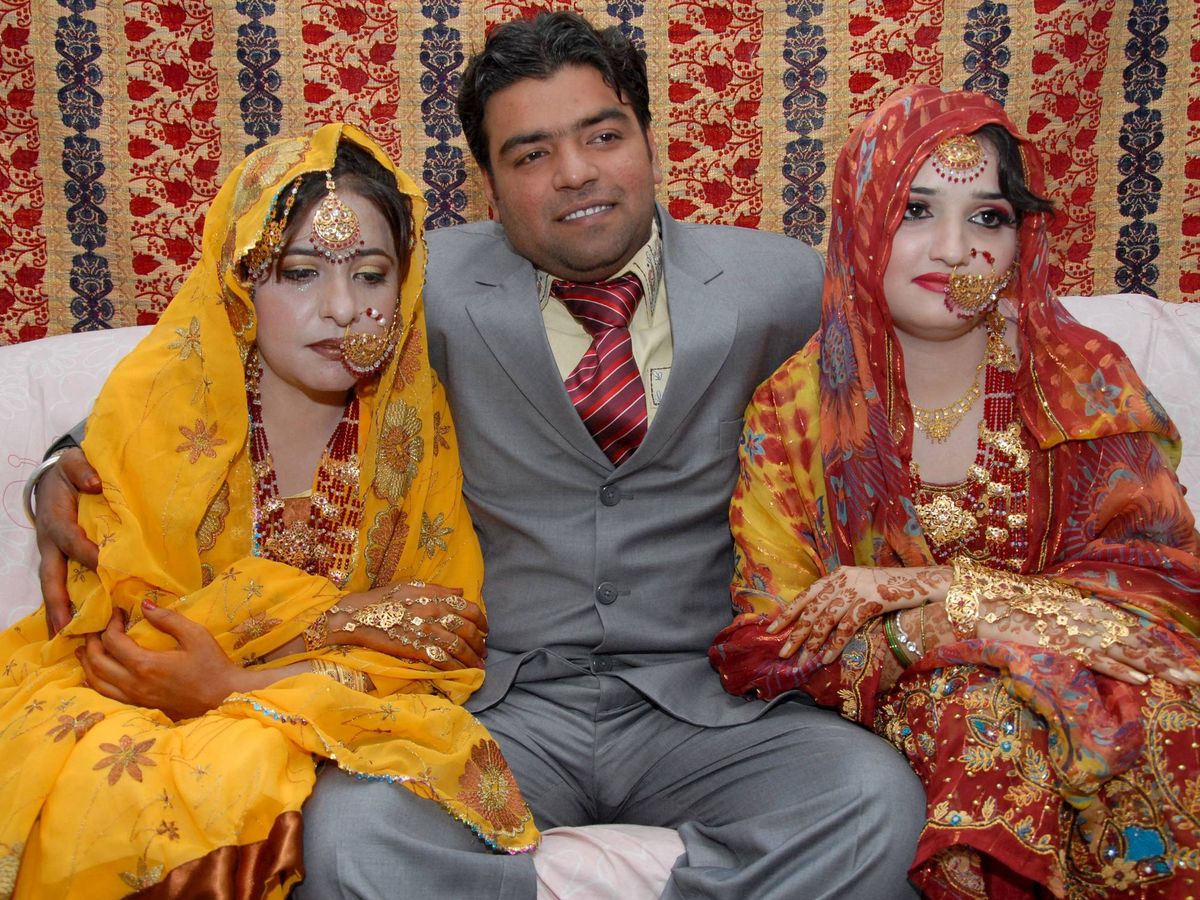 Foto: Un hombre paquistaní que contrajo matrimonio con dos mujeres a la vez (EFE/MK Chaudhry)
