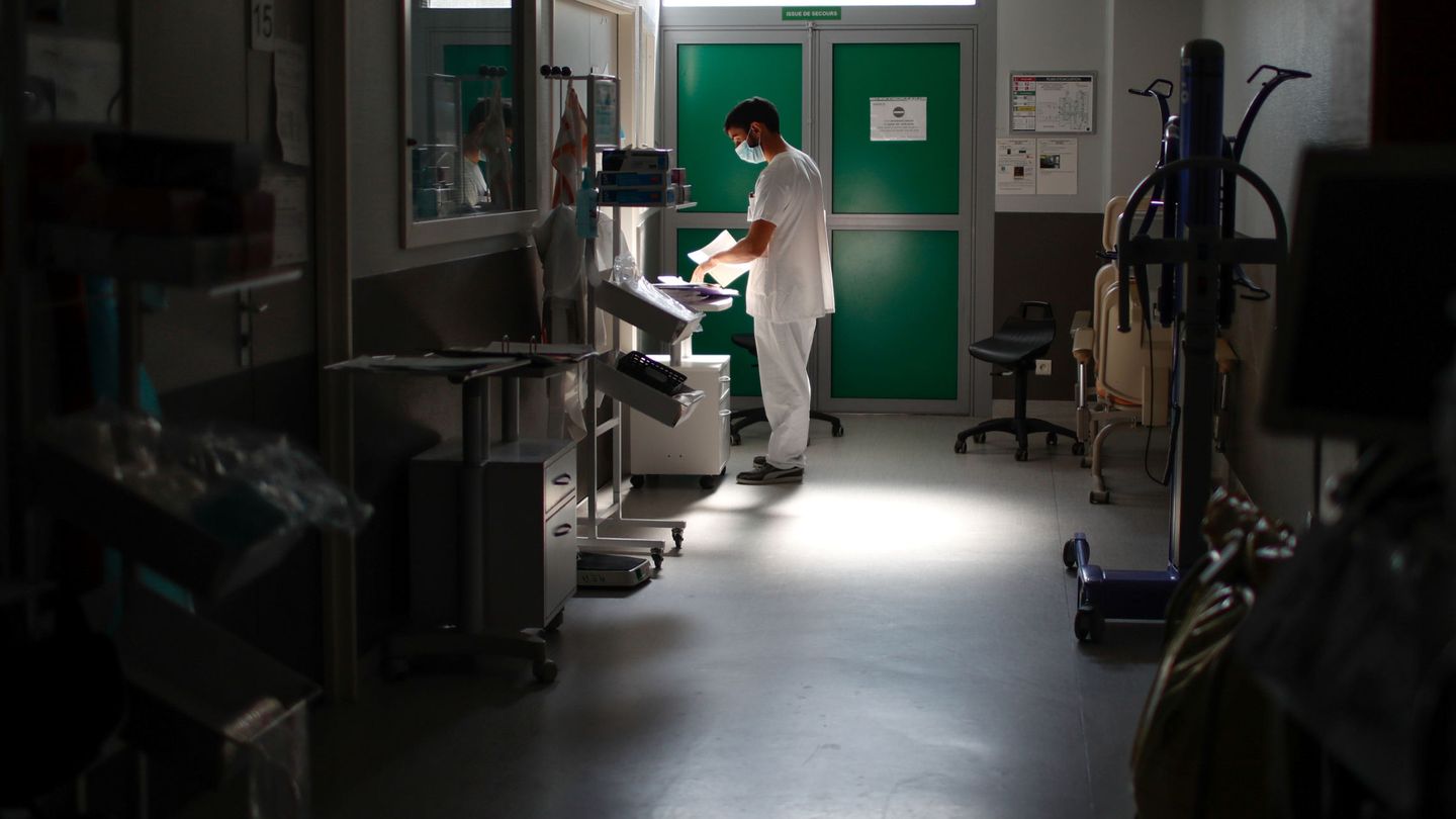 Un sanitario, en un hospital de París. (Reuters)