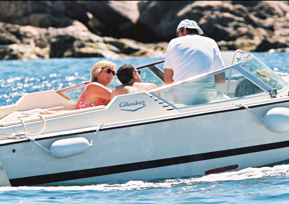 Foto: Diana de Gales y Dodi Al Fayed, a bordo de un barco en Saint-Tropez (Gtres)