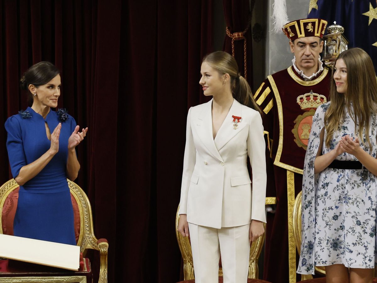 Foto: La princesa Leonor recibe los aplausos de su madre, la reina Letizia, y su hermana, la infanta Sofía, tras el acto de su jura de la Constitución. (EFE/Ballesteros)