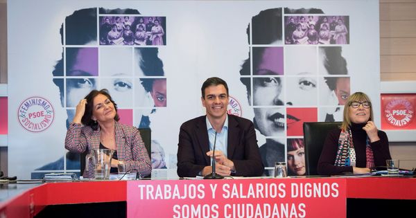 Foto: En el centro de la imagen, Pedro Sánchez, durante la reunión del Consejo Asesor para las Políticas de Igualdad del PSOE de la semana pasada. (EFE)