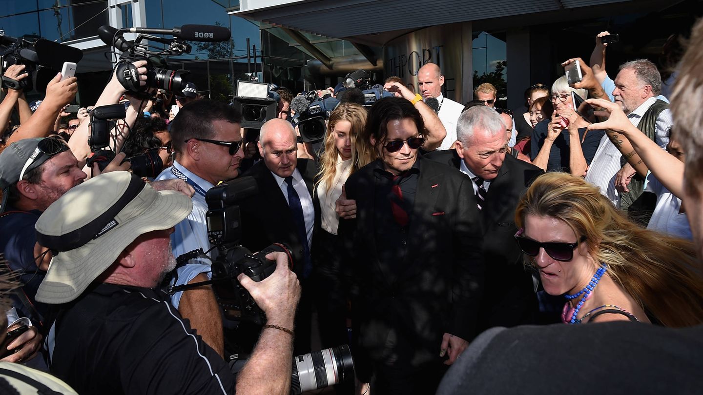 Depp y Heard, saliendo de un juzgado australiano tras introducir ilegalmente a dos perros en el país. (Getty)