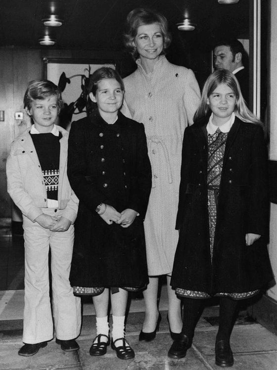 La reina Sofía con Felipe, Elena y Cristina de Borbón, en 1976. (Getty)