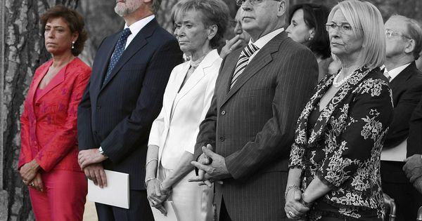 Foto: Carmen Ortiz, acompañando a su esposo Manuel Marín, junto con María Teresa Fernández de la Vega, Javier Rojo y su esposa, en el bautizo de la infanta Sofía. (Gtres)