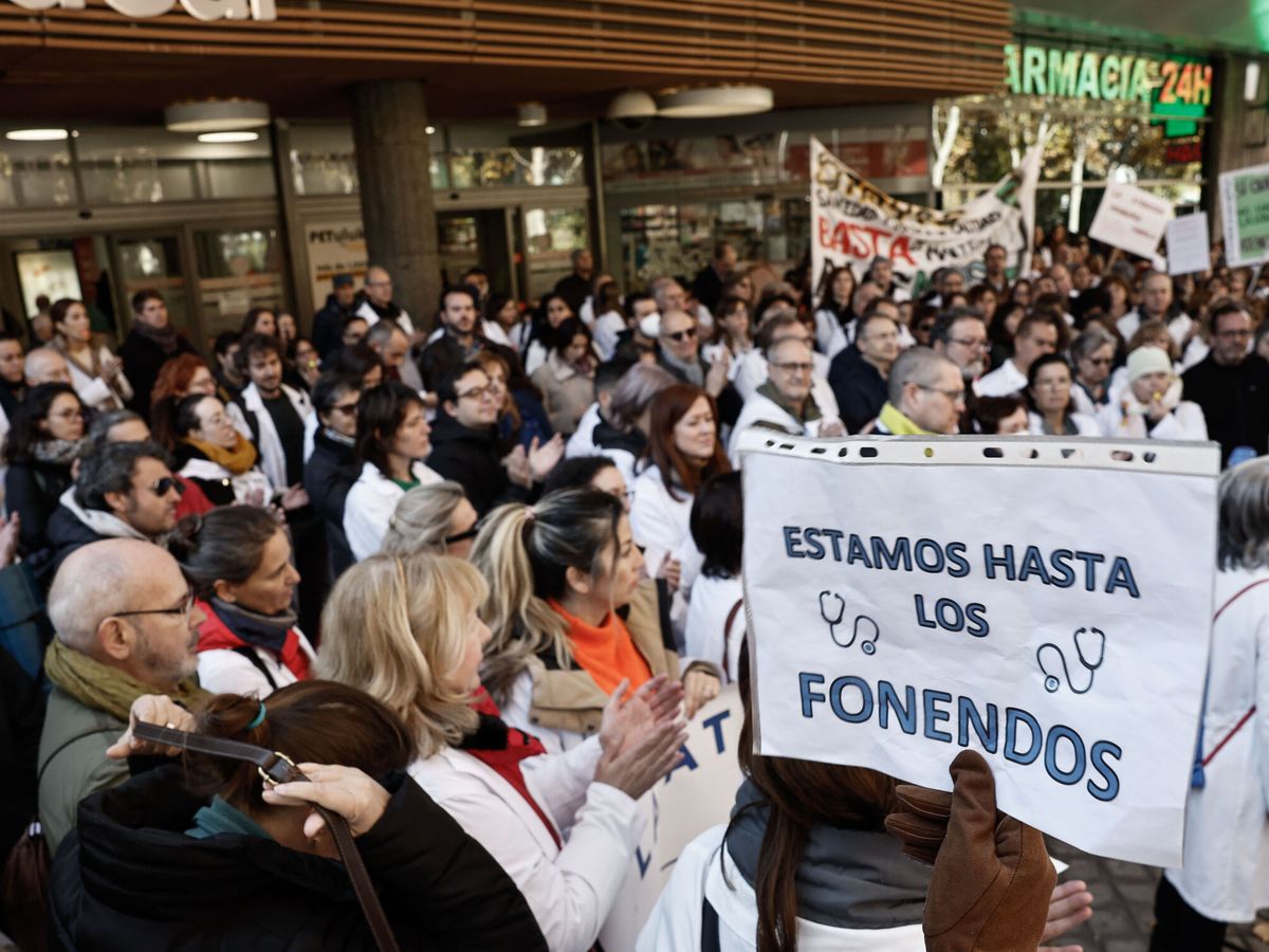 Foto: Concentración de médicos frente a la Asamblea de Madrid este jueves. (EFE/Sergio Pérez)