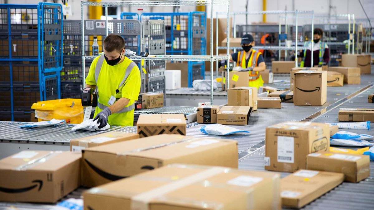 Amazon suspende las contrataciones por "incertidumbre económica"