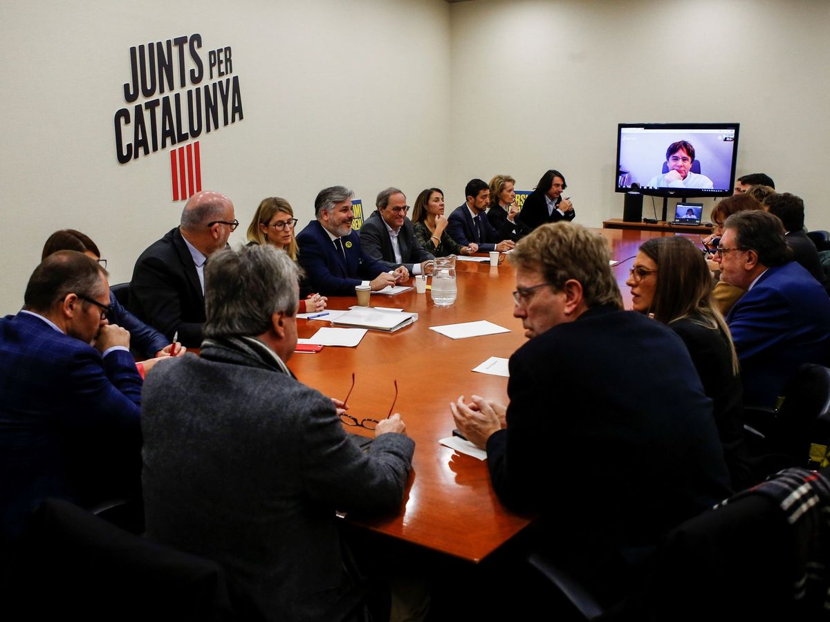 Foto: El presidente de la Generalitat, Quim Torra (c), y el 'expresident' Carles Puigdemont (por videoconferencia), durante la reunión de la dirección de JxCAT. (EFE) 
