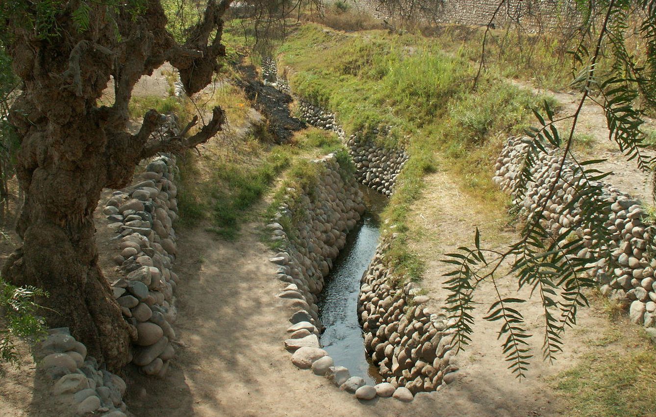 Un canal de irrigación perteneciente al sistema de puquíos. (Abel Pardo López/CC)