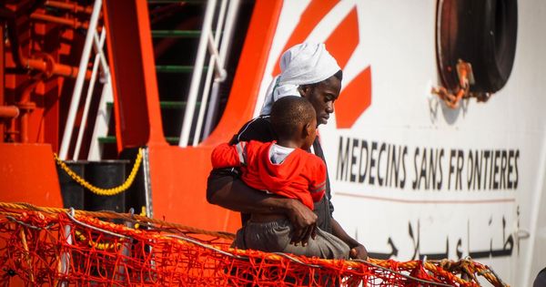 Foto: La embarcación 'Vos Prudence', de Médicos Sin Fronteras, en el puerto de Salerno, sur de Italia. (EFE)