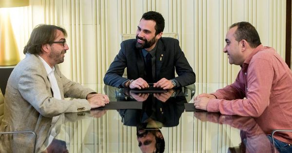 Foto: El presidente del Parlament de Cataluña, Roger Torrent (c), durante una reunión con los secretarios generales de CCOO de Cataluña, Javier Pacheco (d), y de UGT de Cataluña, Camil Ros (i). (EFE)