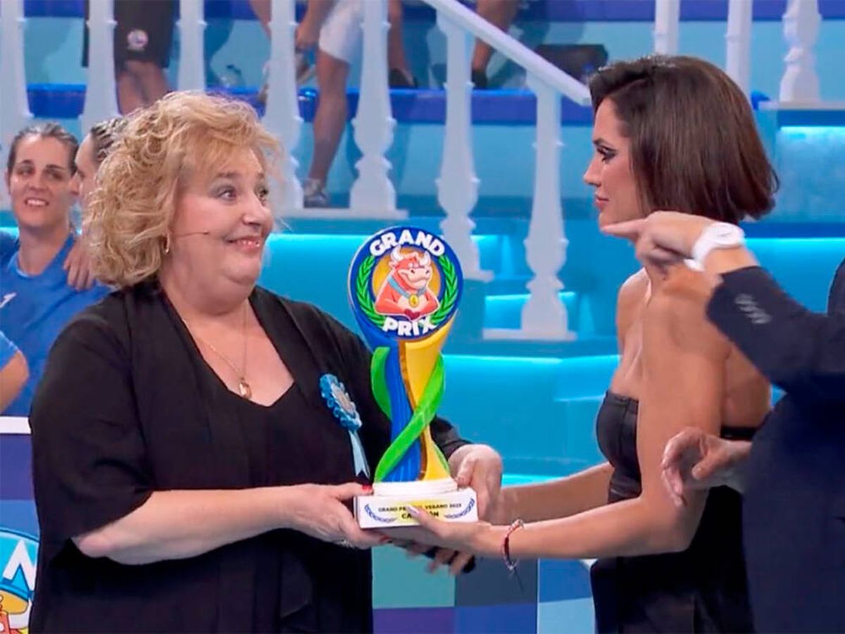 Foto: La alcaldesa de Alfacar recoge el trofeo del municipio ganador del Grand Prix (RTVE)