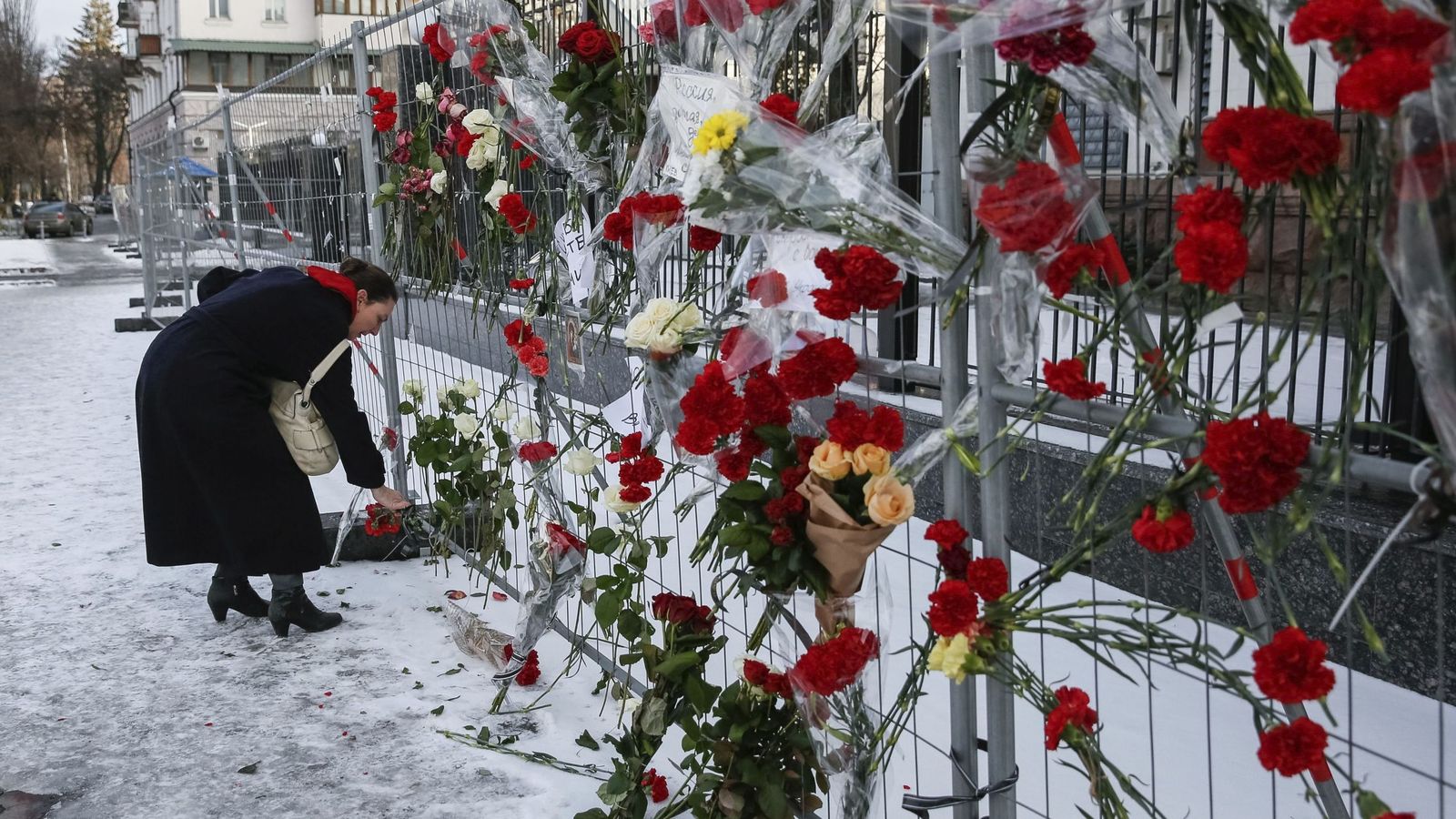Foto: Una ciudadana deja flores en memoria de las víctimas del accidente del avión militar ruso. (Efe)