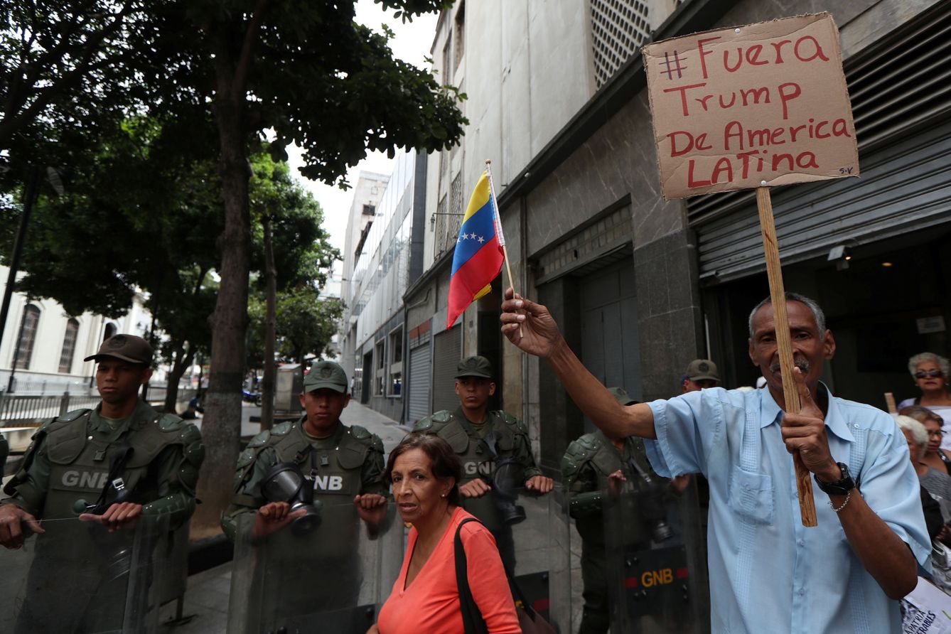 Un simpatizante de Nicolás Maduro cerca de la Asamblea Nacional. (Reuters)