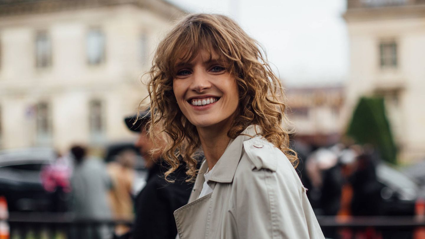 Las medias melena con flequillo e inspiración 70 serán una de las tendencias infalibles, como se ha podido ver en las calles parisinas. (Imaxtree)