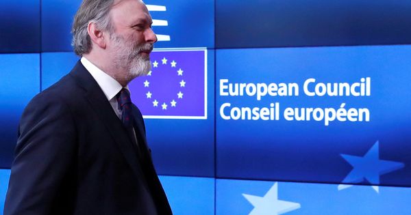 Foto: El embajador británico en la UE Tim Barrow llega a la sede del Consejo Europeo para un encuentro antes de entregar la carta de May. (Reuters)