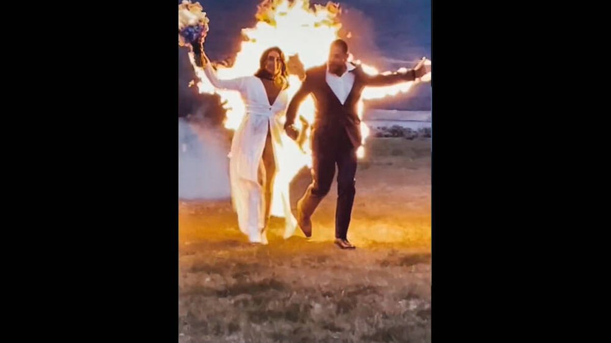 Dos novios entran a su boda envueltos en llamas y el vídeo se vuelve viral
