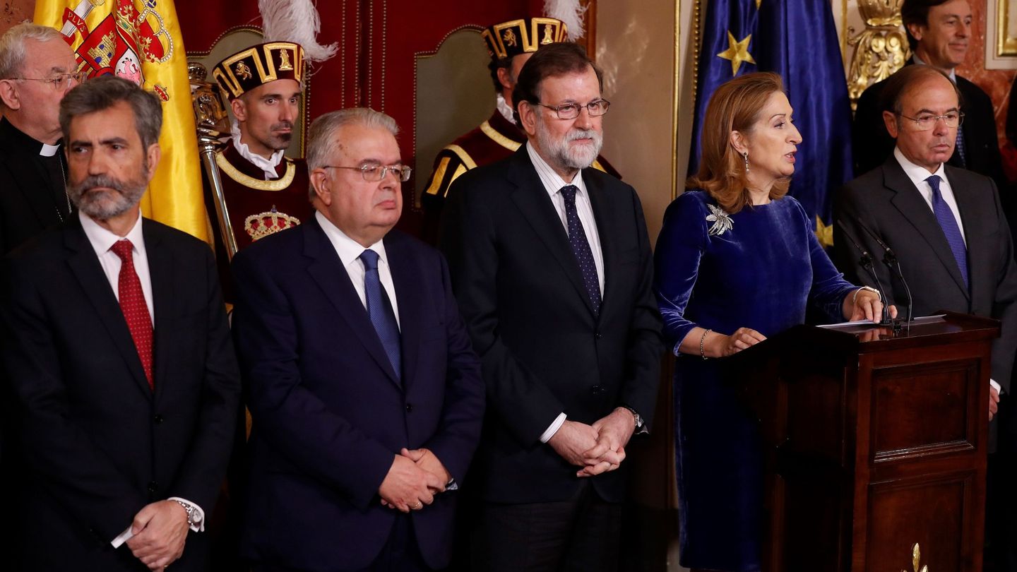 Rajoy junto al presidente del Tribunal Constitucional, Juan José González Rivas, el miércoles en el Congreso. (EFE)