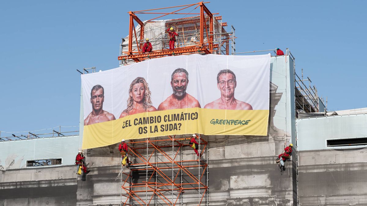 Retiran la lona de Greenpeace que mandaba un mensaje a los partidos: "¿El cambio climático os la suda?"
