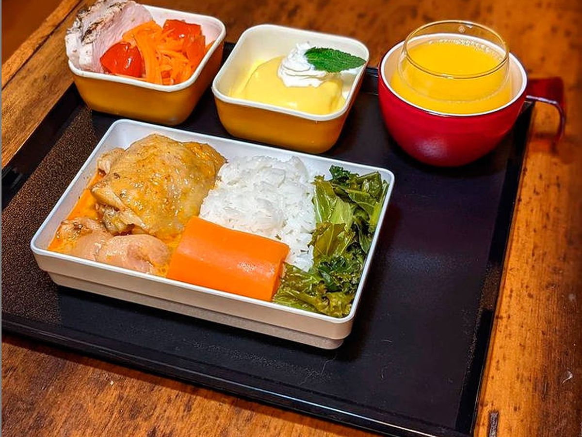 Foto: Cada semana, Nick recrea una comida en sus bandejas de avión (Instagram)