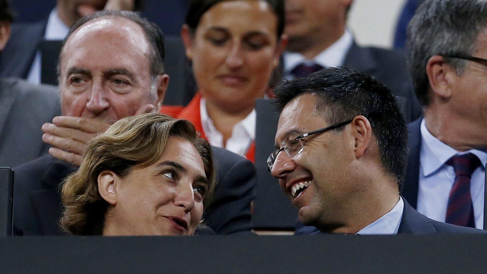 Foto: La alcaldesa de Barcelona, Ada Colau, y Josep Maria Bartomeu, presidente del Barça, en el Camp Nou. (EFE)