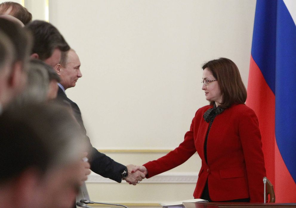 Foto: La presidenta del Banco Central de Rusia, Elvira Nabiullina, saluda a Vladimir Putin. (EFE) 