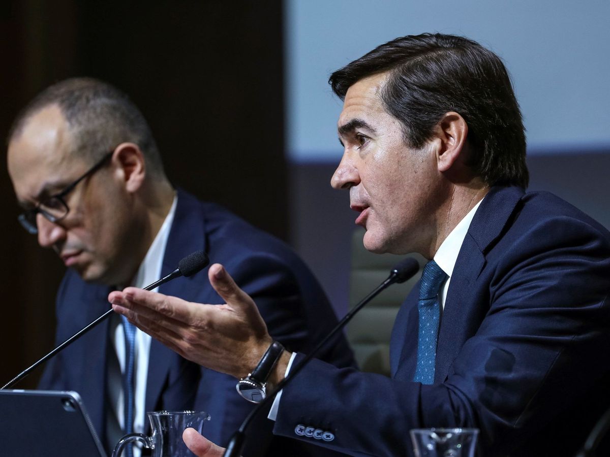 Foto: Carlos Torres, presidente de BBVA, y el consejero delegado, Onur Genç. (EFE)