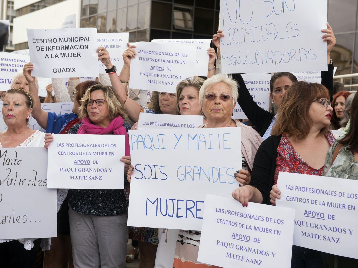Un grupo de mujeres durante la concentración de plataformas y centros de la mujer sostienen mensajes de apoyo para la asesora judicial Paqui Granados y la psicóloga Maite Sanz. (EFE)