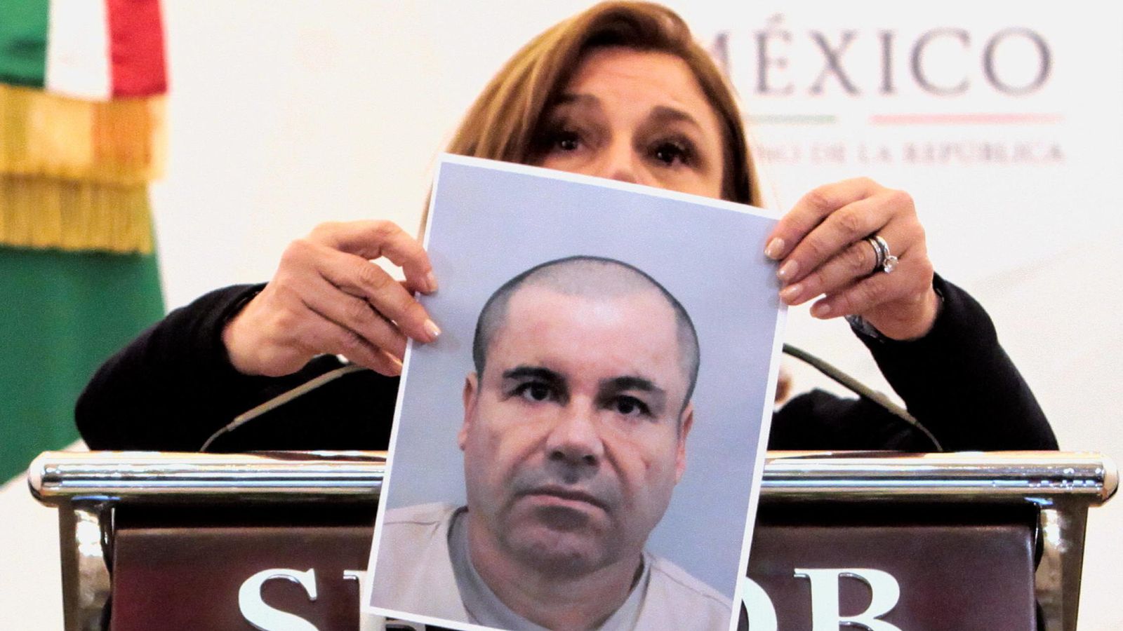 Foto: Arely Gómez, titular de la Procuraduría General mexicana, muestra una foto del Chapo (EFE)
