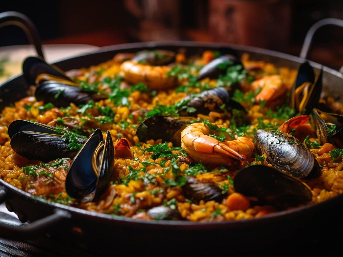 Foto: a paella es considerada por los españoles el plato más típico y representativo de la gastronomía española. (Freepik)