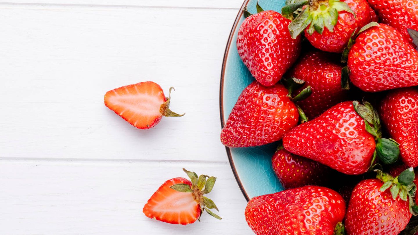 Con apenas 40 kilocalorías por cada 100 gramos, las fresas son una opción baja en calorías.(Freepik)