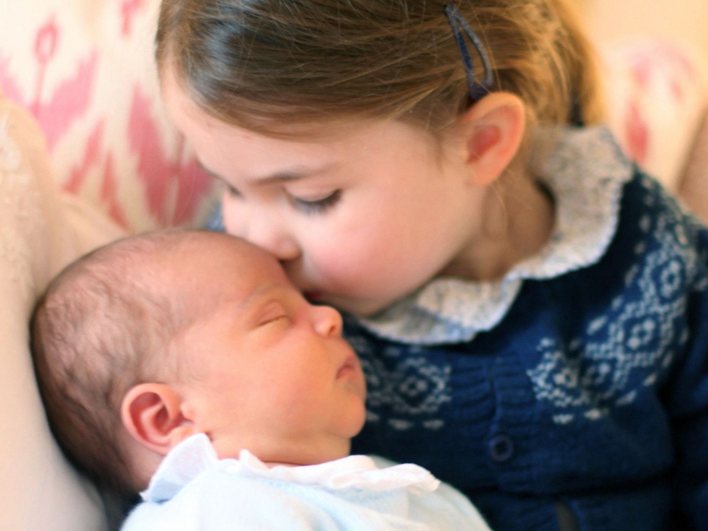 Una de las fotografías del pequeño con su hermana mayor tomadas por su madre, Kate Middleton.(EFE)