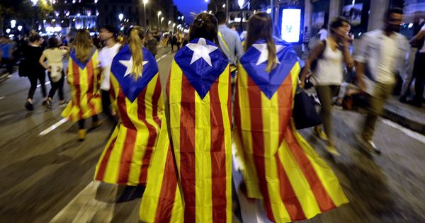 Foto: Varias jóvenes con banderas 'esteladas' en Barcelona. (EFE)