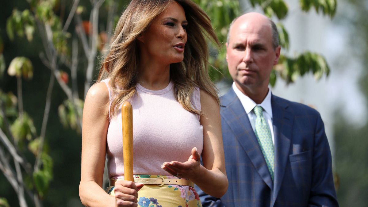 ¿Jardinera o enterradora? Melania Trump y su look de 3.295 euros con doble lectura