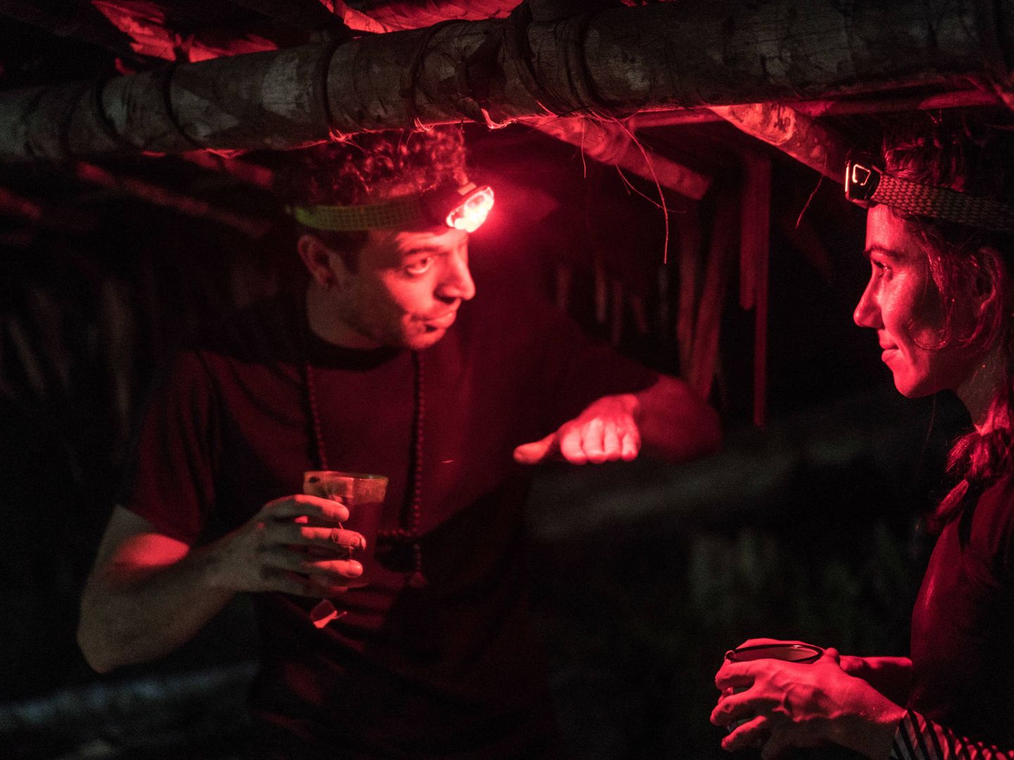 Olmo Romero y Tatiana Pankratof charlan de noche en el campamento. (Diego Cortijo)