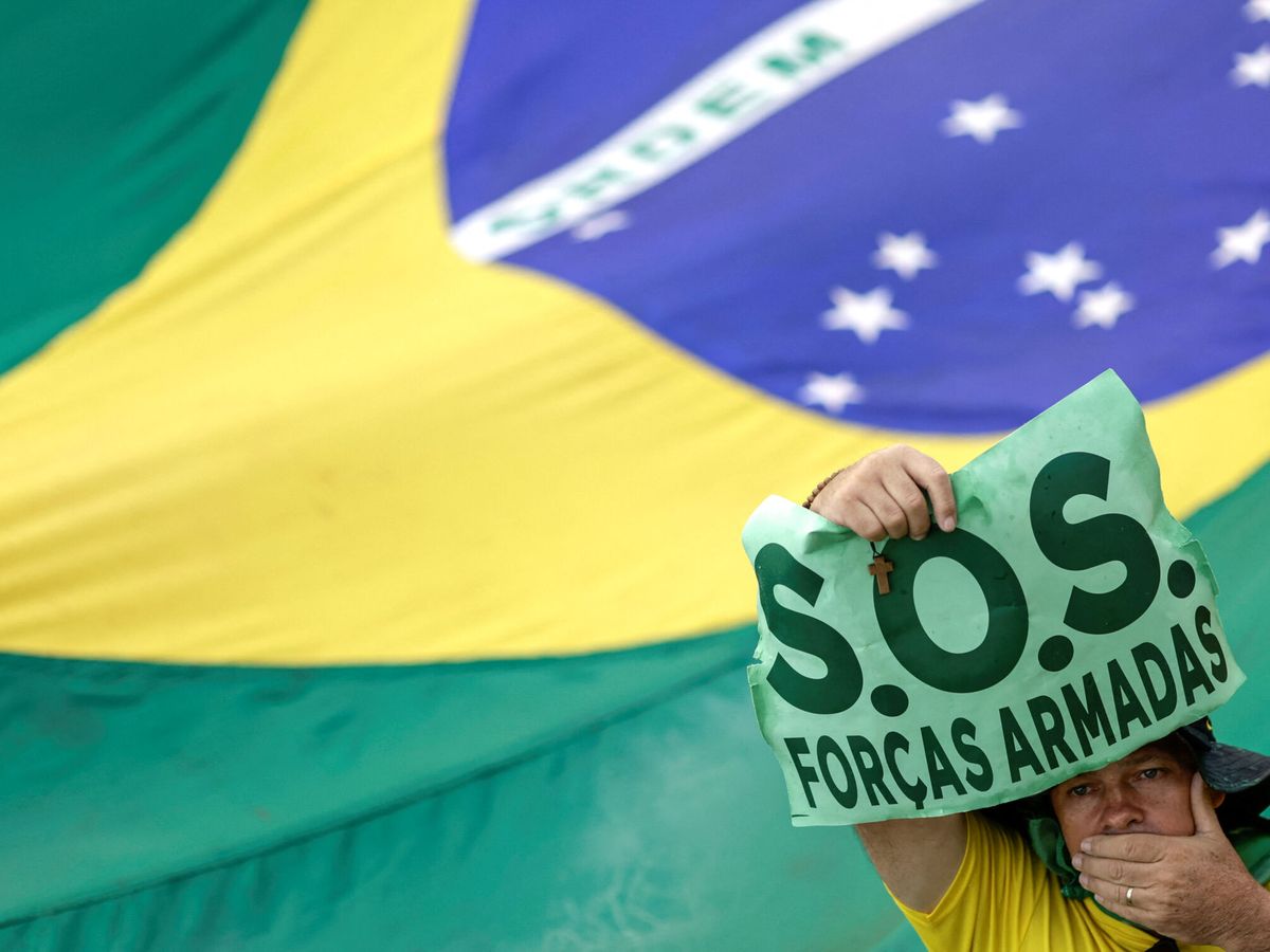 Foto: Seguidores de Jair Bolsonaro piden un golpe de Estado contra la victoria de Lula. (Reuters/Ueslei Marcelino)