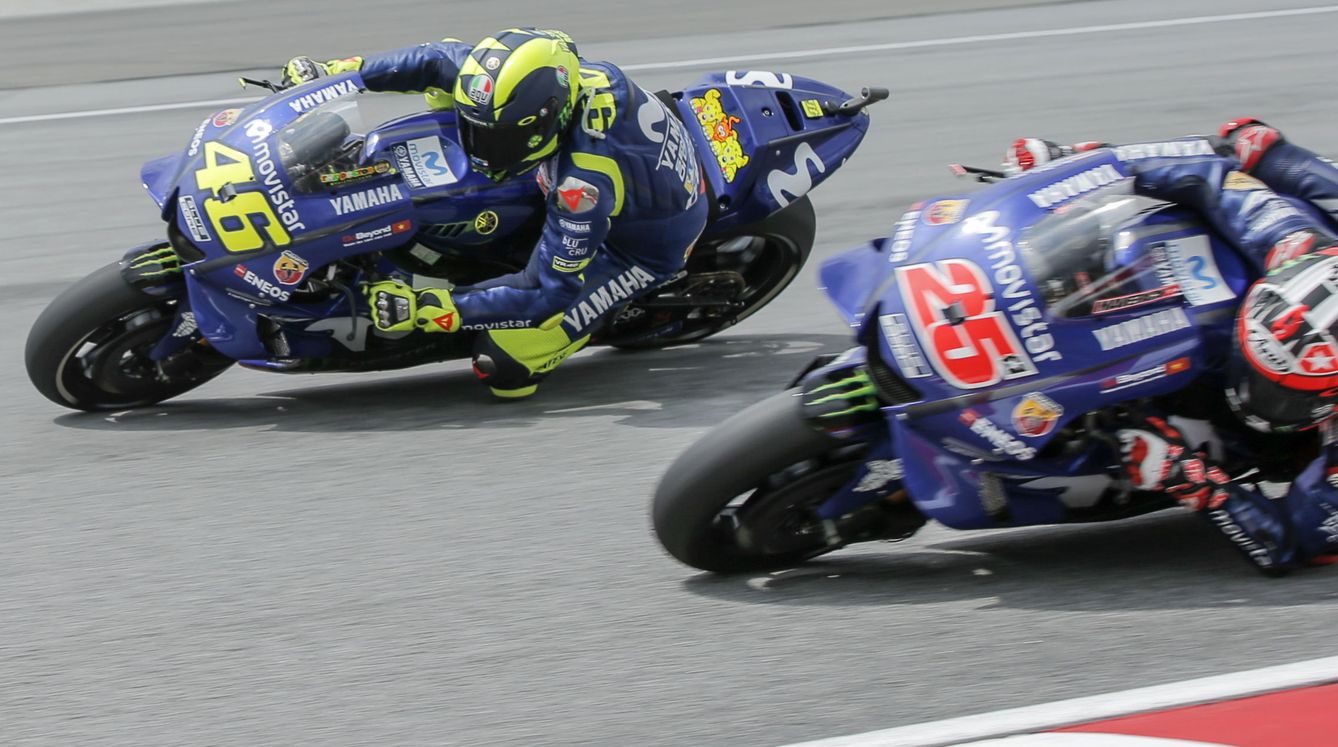Rossi y Viñales compitiendo en el asfalto. (EFE)