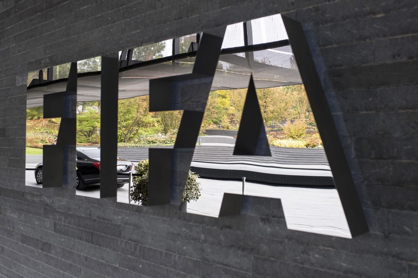 Logotipo de la FIFA en su sede en Zúrich. (EFE/Ennio Leanza)