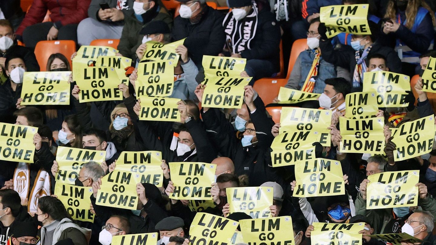 Aficionados del Valencia CF, protestan en las gradas contra el propietario del Club, Peter Lim. (EFE/Kai Försterling)
