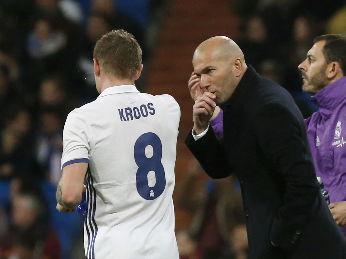 Zidane da instrucciones a Kroos durante un partido. (EFE)