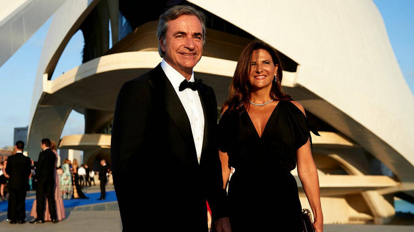 Foto: Carlos Sainz y su mujer, Reyes Vázquez, en Valencia. (Getty)