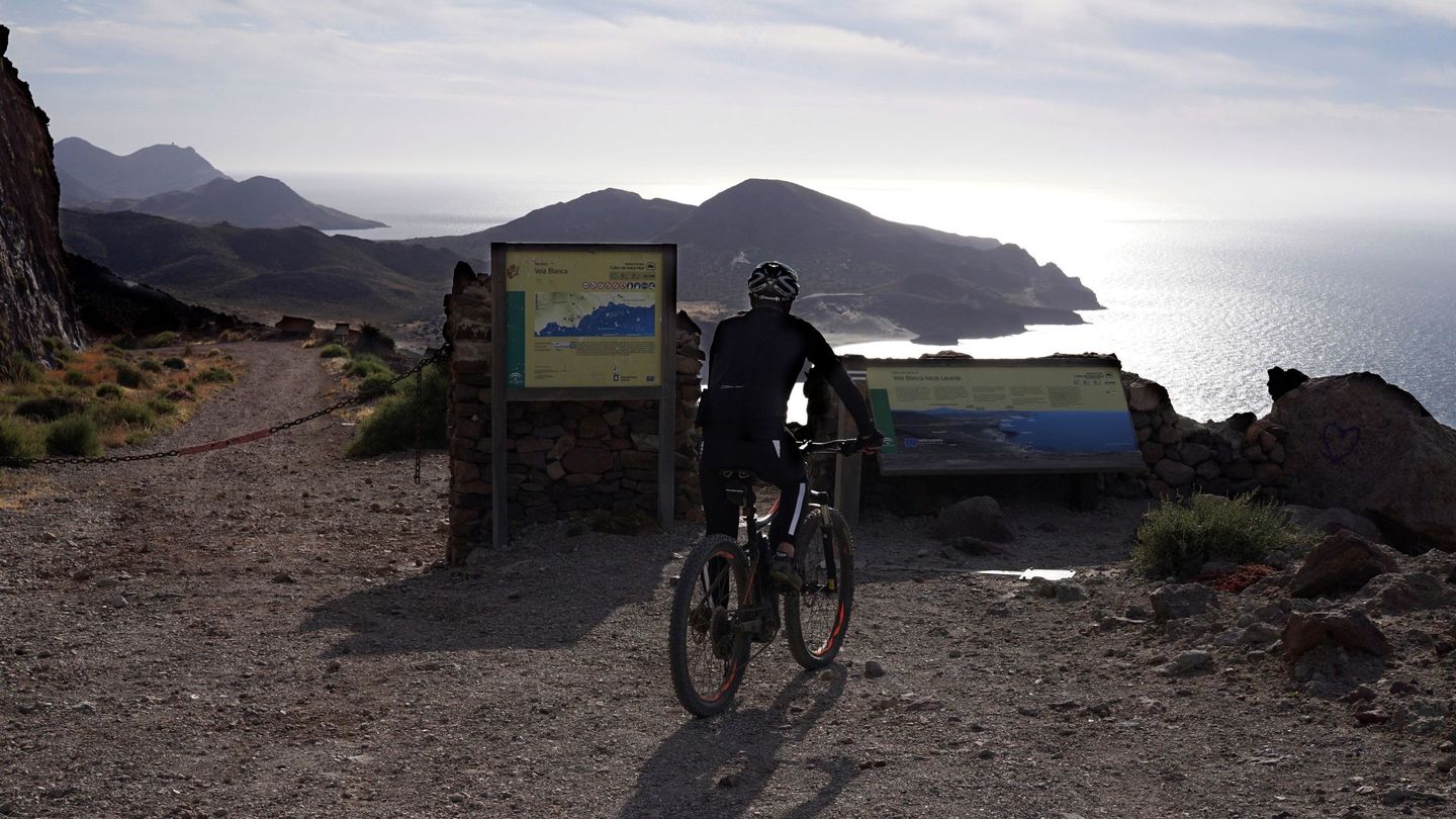 Un ciclista en el Parque Natural Cabo de Gata. (EFE)
