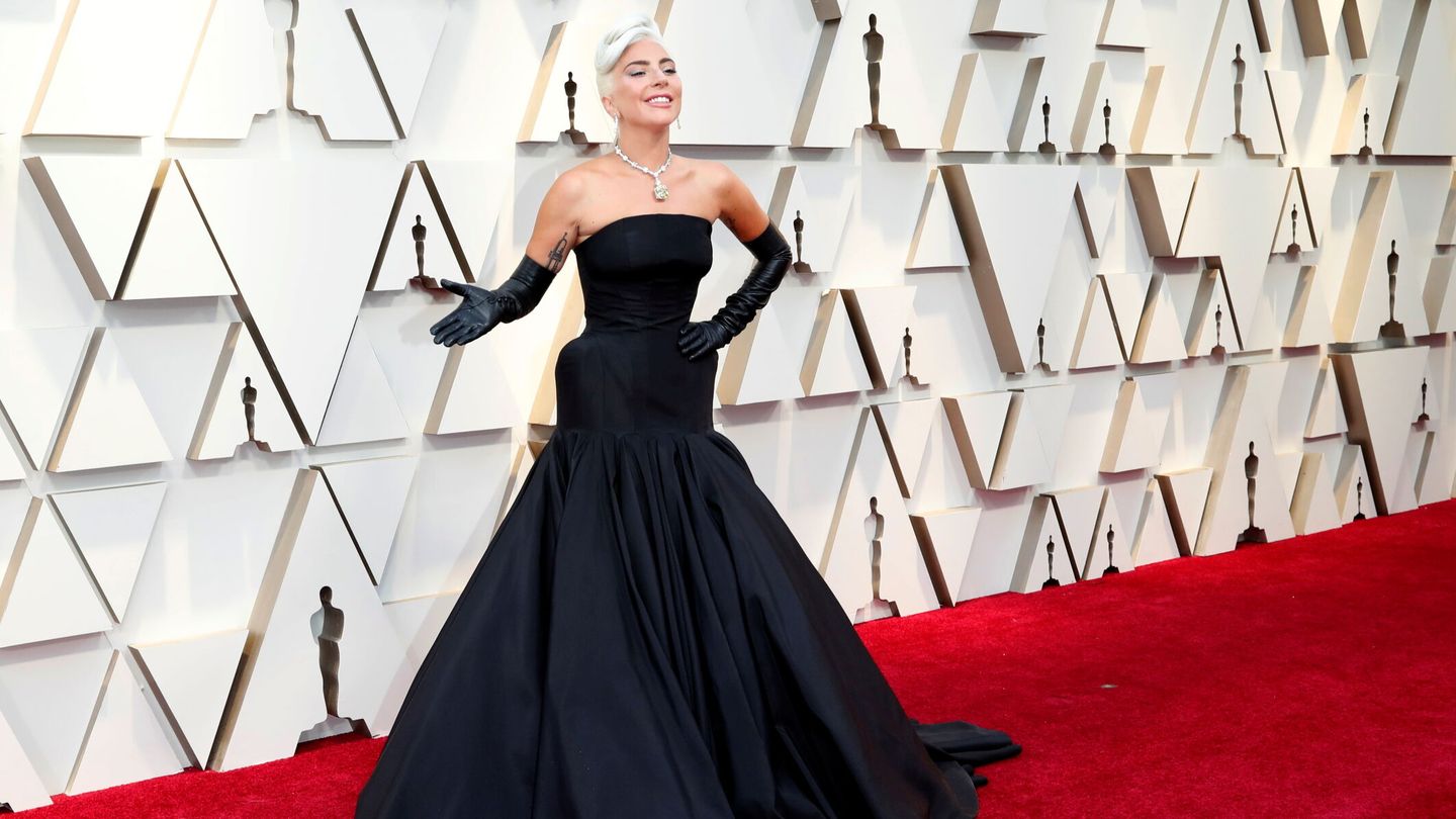 Lady Gaga luce un vestido de Alexander McQueen sobre la alfombra roja. (Reuters/Mario Anzuoni)