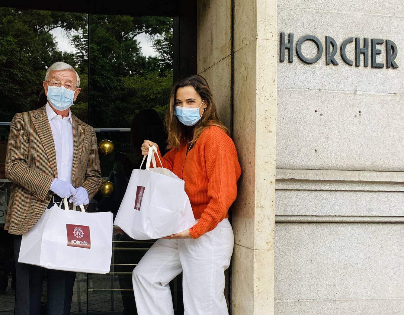 Durante la pandemia, en 2020, Horcher fue uno de los primeros restaurantes en ofrecer servicios de 'take away'. En la foto, con Elisabeth Horcher. (Rafael Ansón)