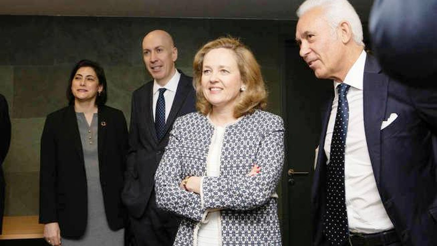 La ministra de Economía, Nadia Calviño, acompañada de José Antonio Sánchez y Nacho Cardero, consejero delegado y director de El Confidencial, respectivamente.