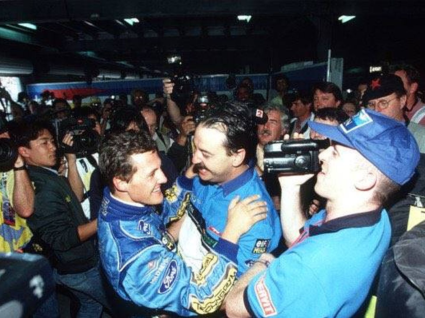 Villadelprat celebra con Shumacher una victoria en 1994. (Joan Villadelprat)