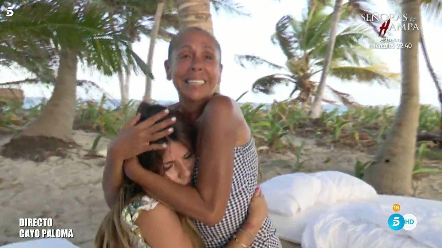 Isabel Pantoja con su hija Chabelita, en 'Supervivientes 2019'. (Telecinco)